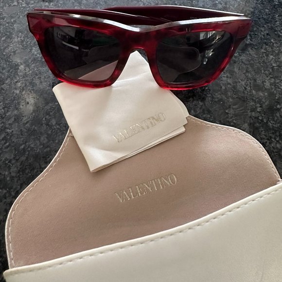 Valentino V711S Sunglasses with Case and CleaningCloth main image 5